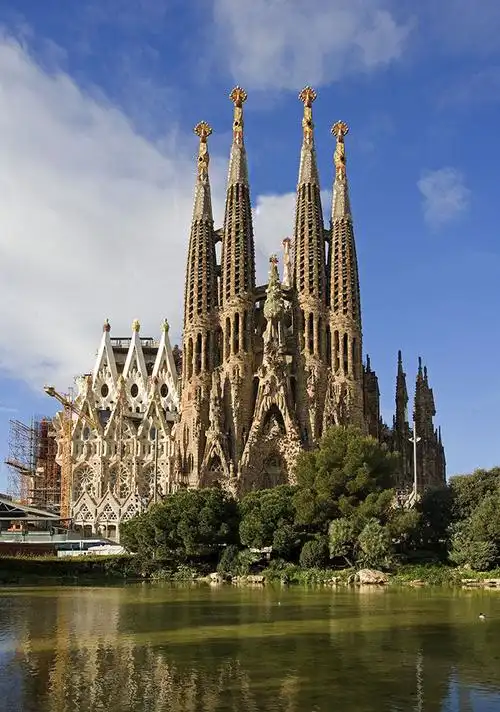 神圣教堂位于西班牙的格拉纳达,风格迥异的建筑每年都吸引着大量的