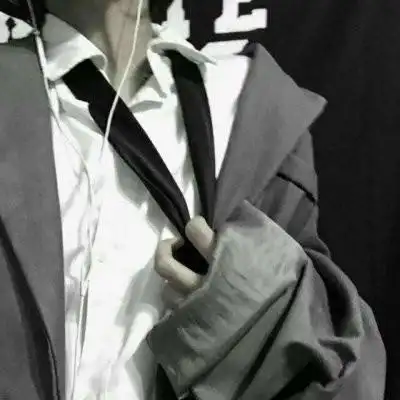 复古风男生衬衫半身头像