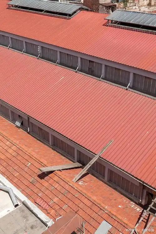 树脂瓦,作为一种新型建筑材料,近年来在厂房和屋顶建筑领域的应用越来