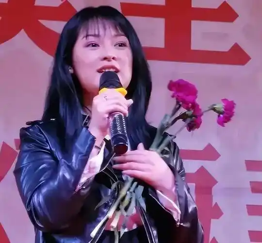 在2021年的时候,发仔记扮演者容晖已经结婚,至于郑钤丹的现实感情生活