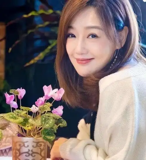 薛佳凝近况曝光,和萌娃互动索吻两次,45岁单身不结婚容颜不老