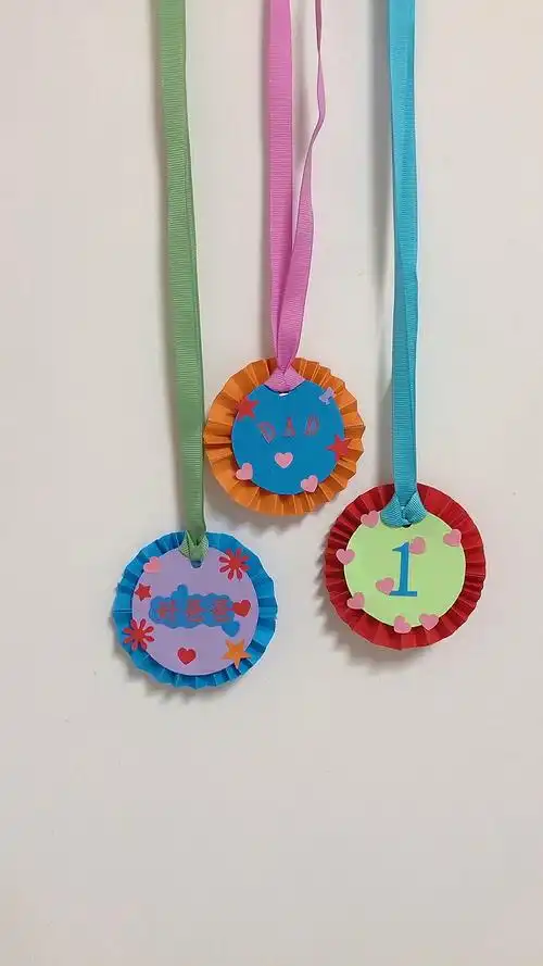 幼儿园手工#父亲节快到了,为亲爱的爸爸做一枚奖牌吧