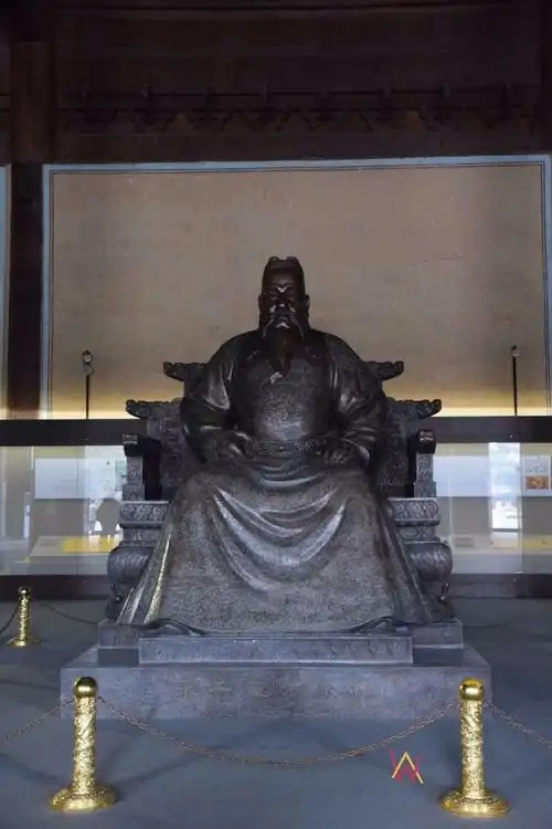 明十三陵长陵位于天寿山主峰南麓,是明朝第三位皇帝成祖朱棣和皇后徐