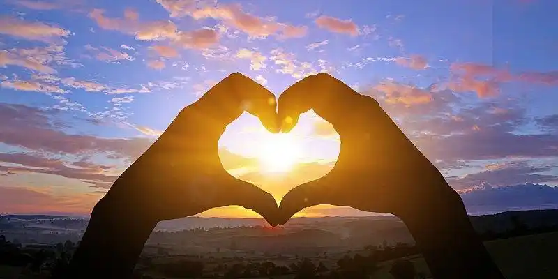 红色男问质比心情人节情侣示爱七夕爱心浪漫光斑太阳背景情人节爱心