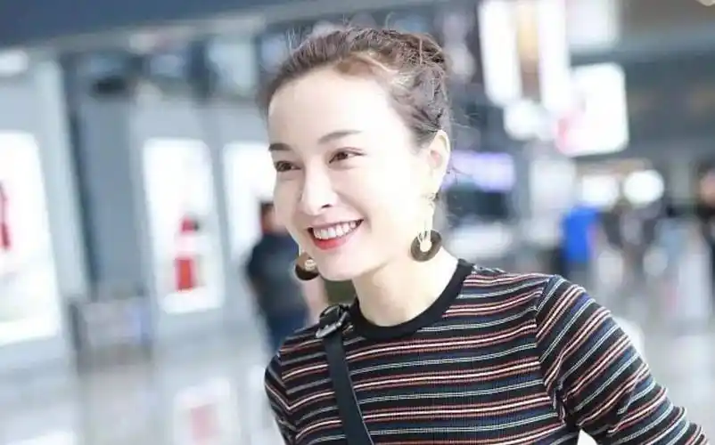 而这么多年以来她这个情况也没有好转,不得不说这个烤瓷牙还是带来了