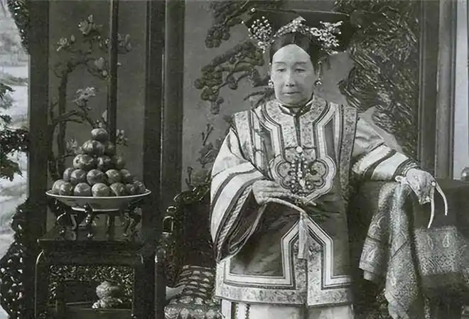1900年慈禧太后仓皇出逃临行前向宫女大喊拿剪子来