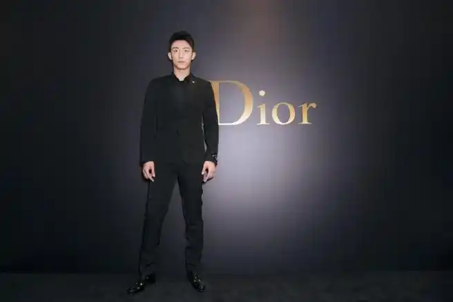 黄景瑜#亮相dior homme gold capsule系列发布会,黑色西装简单有型