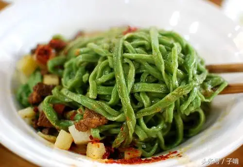 13元的网红菠菜面顾客都要拼桌坐汤自倒一碗吃不饱两碗舍不得