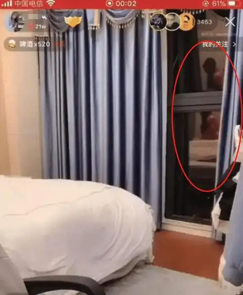女主播换衣服因窗户反光被镜头全程直播网友你在干嘛呢