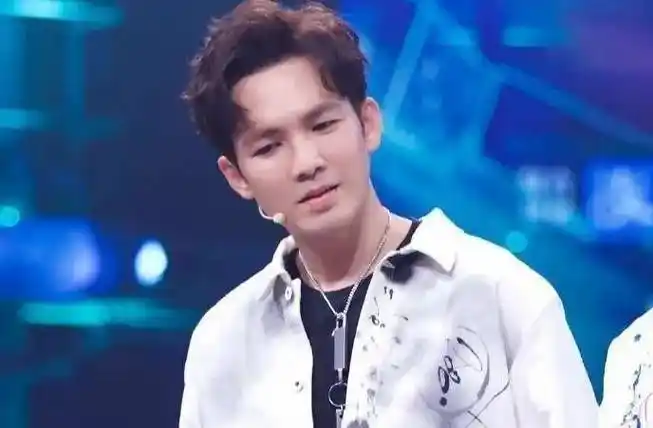 1994年出生的王嘉尔穿着白色西装,风度翩翩;1991年出生的张艺兴身着