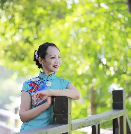 旗袍让女人韵味十足,女人又赋予旗袍以灵魂.