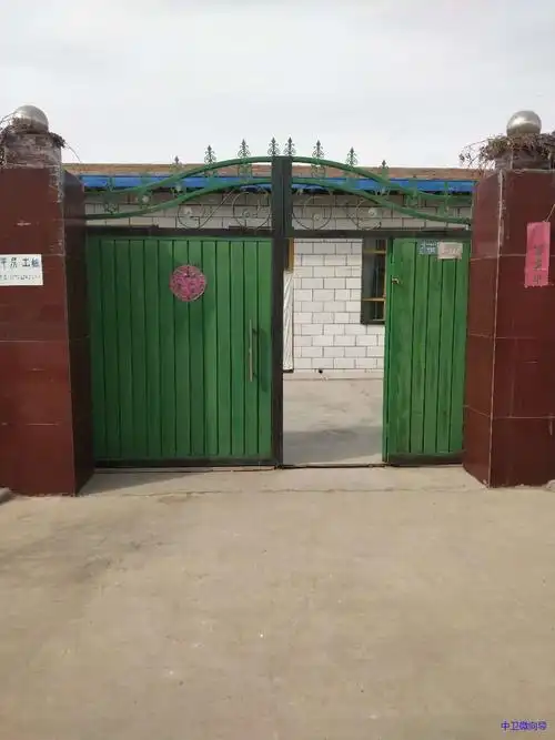 《农村平房出租》现有九间平房出租:是现代农村砖房,墙外都贴着   _微