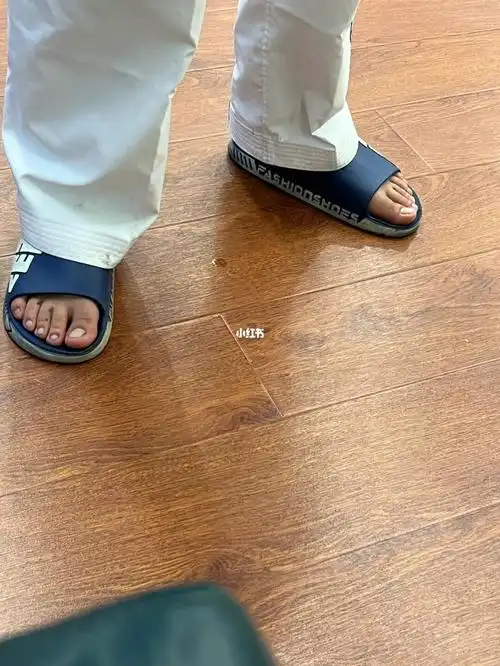 不小心看到了跆拳道教练的脚丫子,只能说,各行各业都不容易!