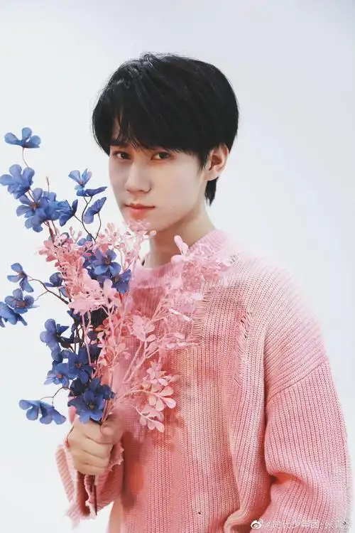 张真源中秋营业十六宫格##张真源粉色毛衣侧拍