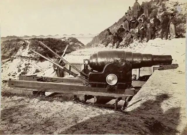 1864年左右美国南北战争中的巨大火炮,有的炮管可以塞下一个人