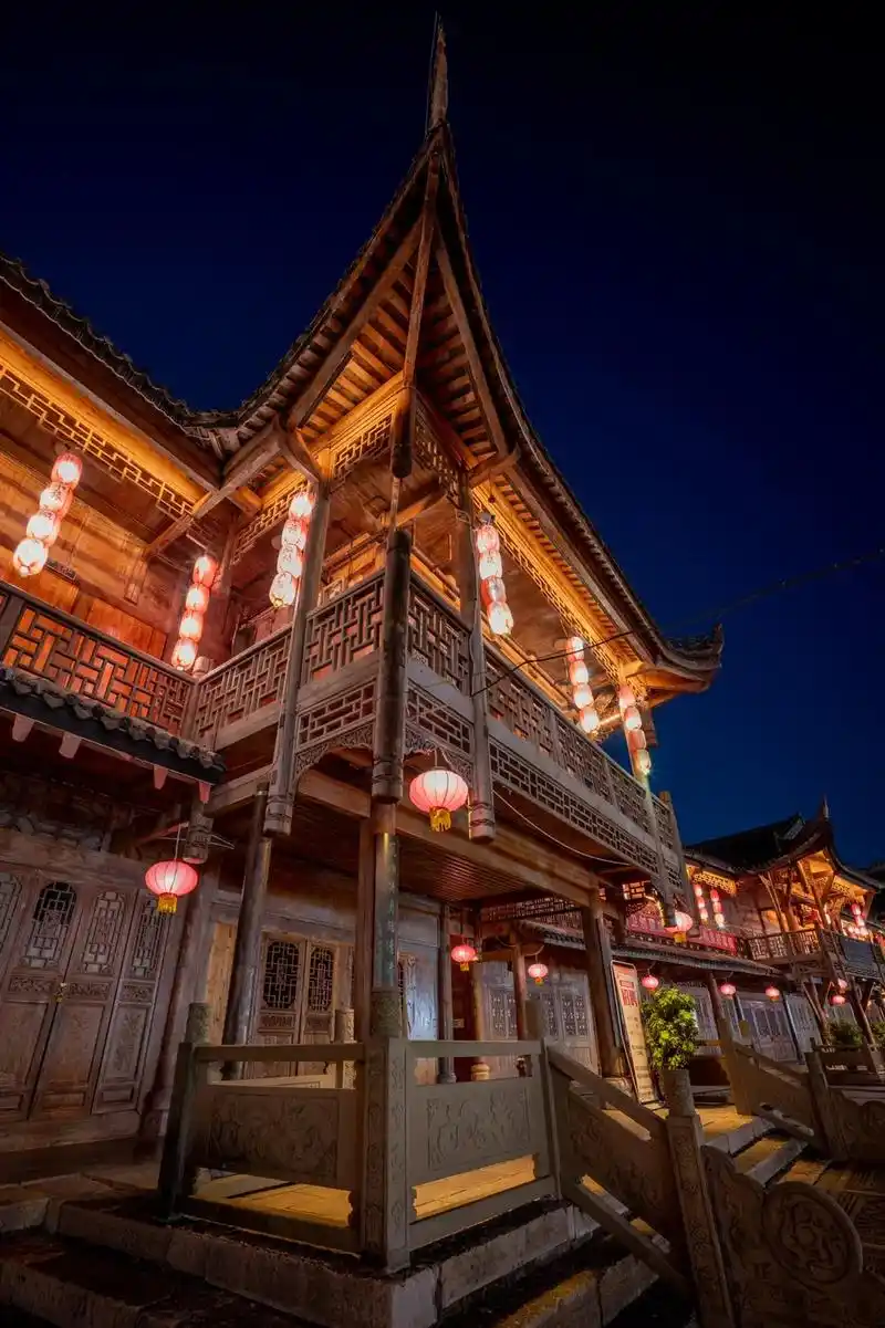 唯有热爱不可辜负.#古城夜景 #我的摄影日记 #重庆 #古建 - 抖音