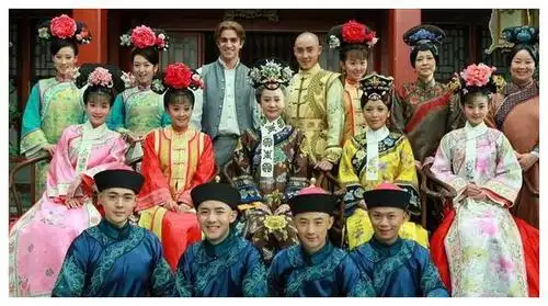 在她们的合影照片中,也没看得出来有《还珠格格》那一股味,反倒有一种