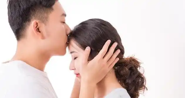 异性交往时主动亲吻女人额头和手背的男人才是真爱
