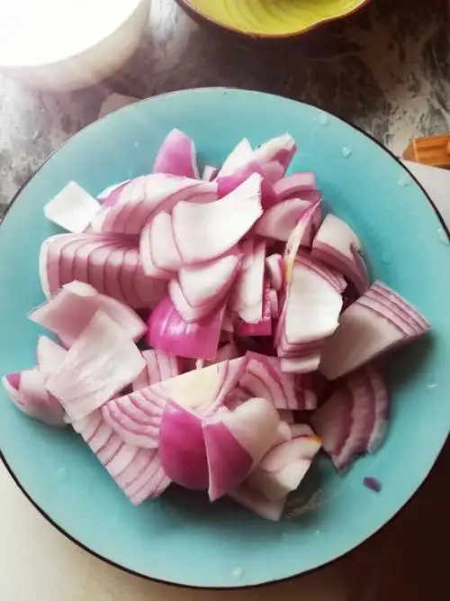 啫啫鱼,洋葱切块