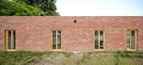 巴塞罗那三角房子多孔砖墙重叠的角落