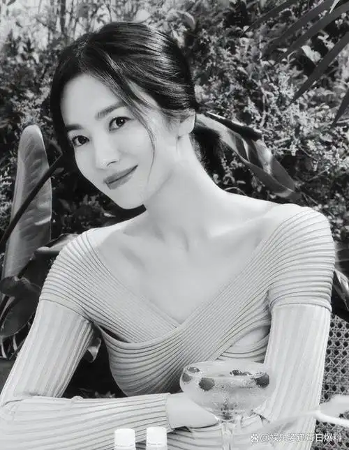 【宋慧乔发型2023】宋慧乔日前以一身玫瑰金色通花吊带长裙造型出席