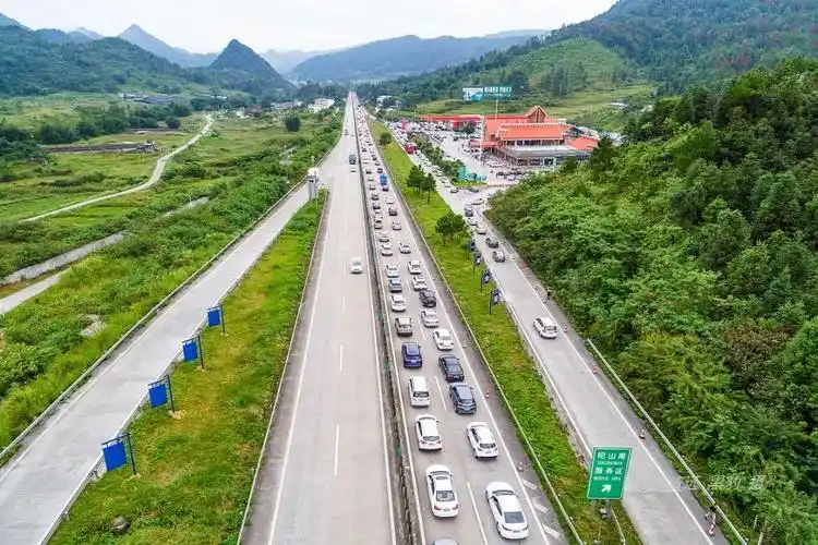 深度解析广连高速通车后,清连高速为何仍然塞车严重