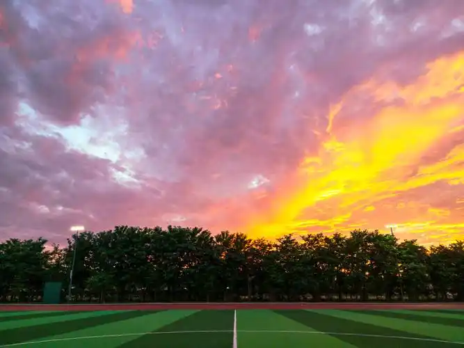 操场上空的晚霞