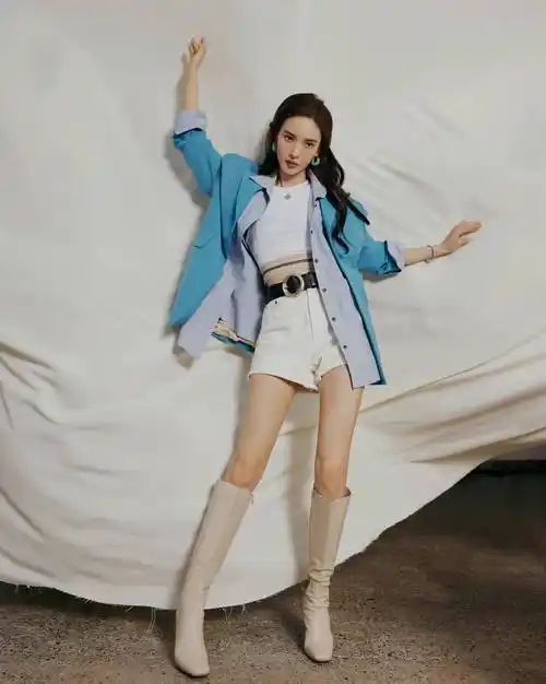 金晨不愧是舞蹈出身,两件单品叠穿好洋气,性感火辣的身材很撩人_造型