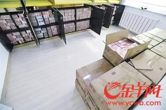 视频显示,房间内壁柜门大开,里面都是成捆的人民币,地上还摞着15个