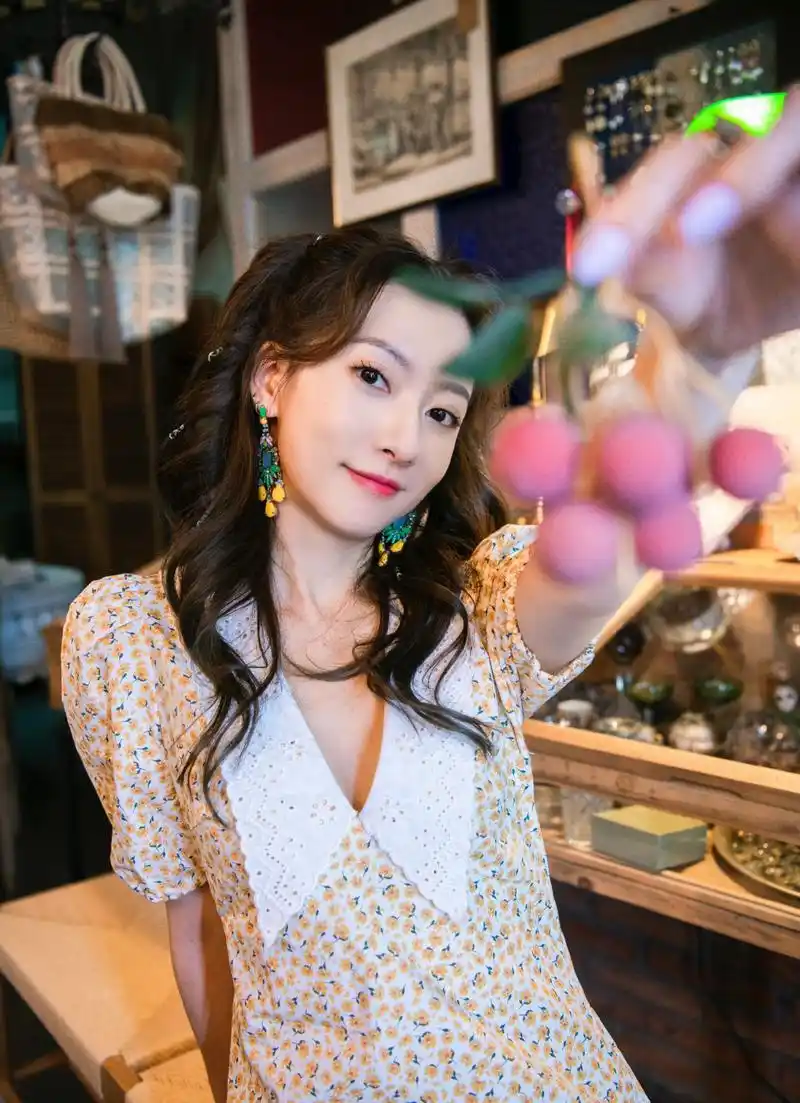 余玥的碎花连衣裙在清新中更显可爱,让可爱之气更加地浓厚了一些