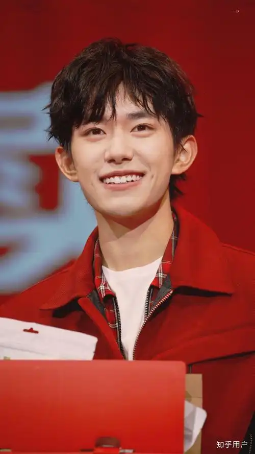 易烊千玺总是很严肃大家有没有他微笑的照片