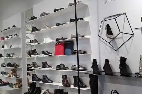 夫妻两开10平方米小鞋店质量有保证受欢迎年赚近20万