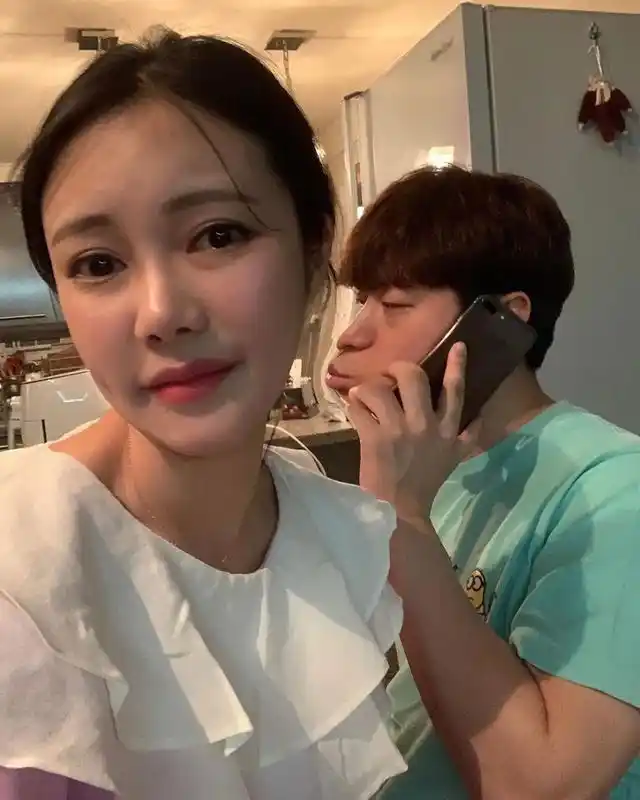 夫妻ps照爆笑朋友圈:老婆漂亮动人,老公稀奇古怪,难得一对活宝