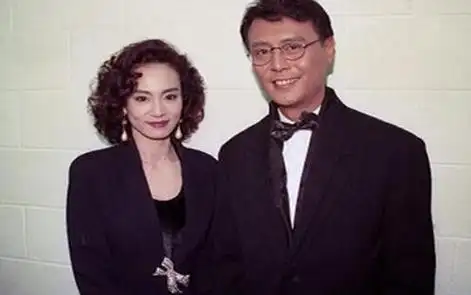 在婚礼前夕,刘德凯去法国拍戏,遇见了一位20岁的法国美女,竟然直接一