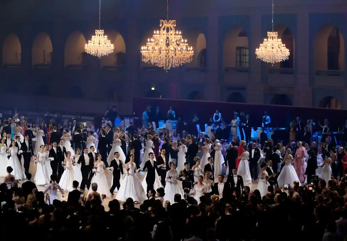 莫斯科举行第十八届维也纳慈善舞会