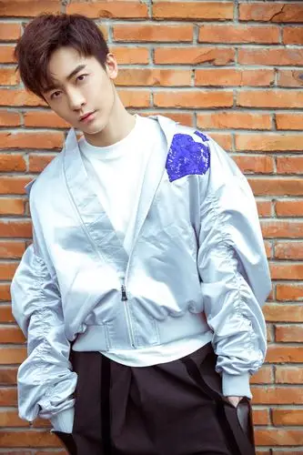 华策小生赵志伟曝全新写真冷调都市间定义时尚温度