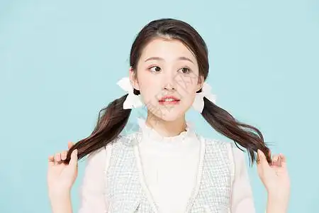 韩系双马尾可爱少女抓辫子图片素材