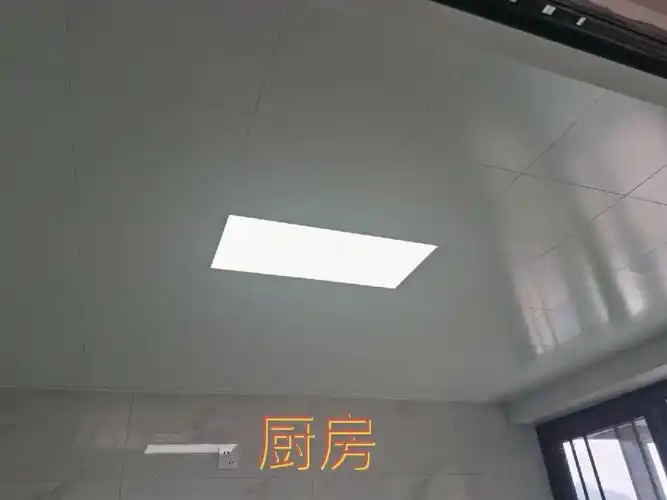 铝扣板的价格包含轻钢龙骨架子的钱,也包安装,边线另算