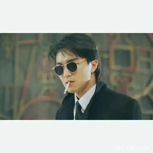 周星驰抽烟黑白头像