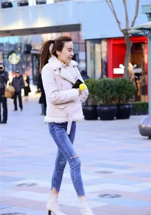 七分紧身牛仔裤搭配白色粗跟短靴不怕冷的冬季穿搭