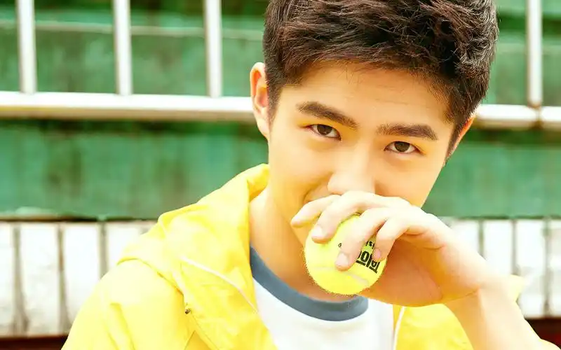 阳光男孩刘昊然帅气时尚写真电脑壁纸