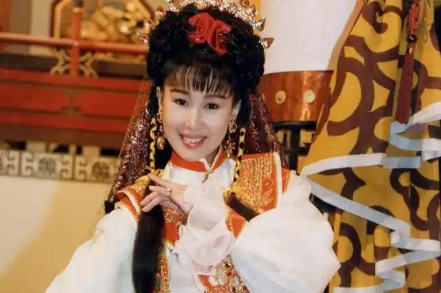 后来在《新白娘子传奇》中受到观众好评,之后与郑少秋出演《香帅传奇