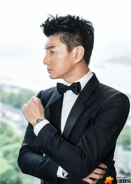 att2棋牌游戏网站:经典牌男神!吴奇隆低调儒雅展现熟男范儿