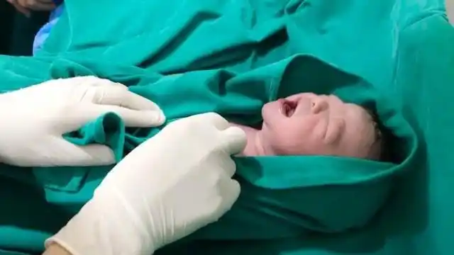 实拍刚出生2分钟的小宝宝,哭的声音真好听,你见过吗?