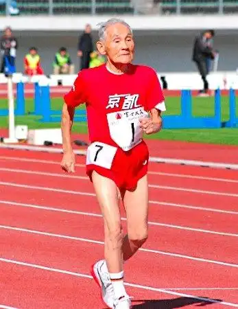 据日媒报道,日本京都市105岁的老人宮崎秀吉,不久前参加日本老年人