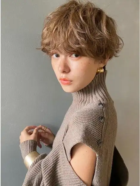 女士短发不论怎么剪,最百变时尚还是纹理烫,蓬松自然不夸张