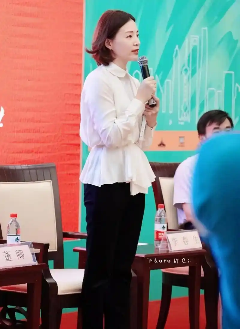 董卿素颜并不漂亮,但穿的一直很有气质,西装叠穿大衣挺时髦啊