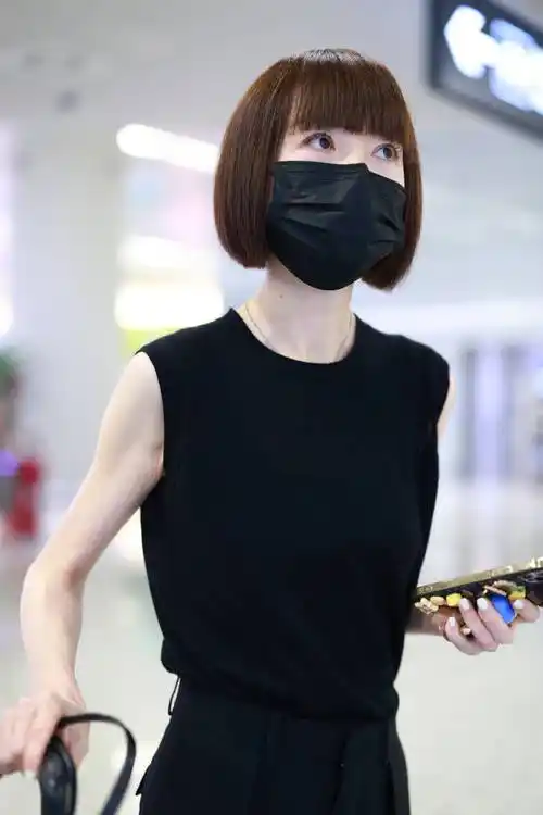 鲁豫黑色look气场瞩目 齐刘海波波头利落精致