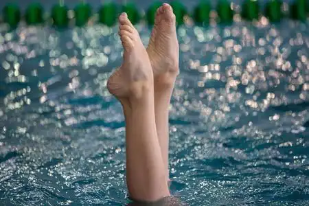花样游泳运动员的腿部运动.