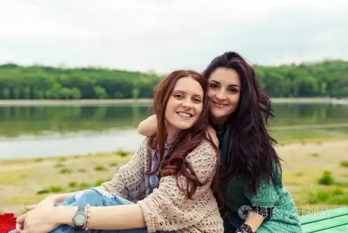 特写两个漂亮姐妹微笑拥抱的生活方式肖像. 家庭价值观概念.